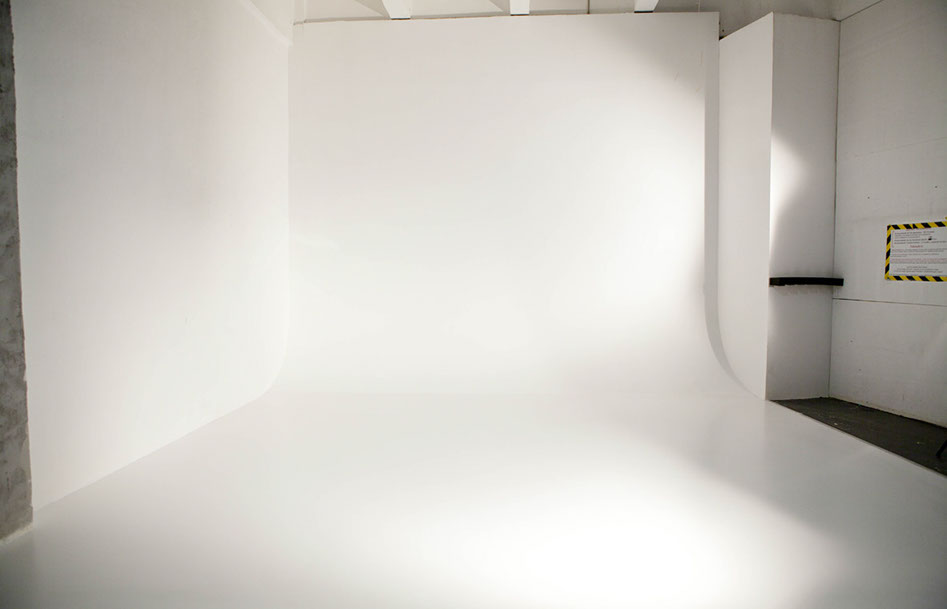 Белый пол для циклорамы в фотостудии